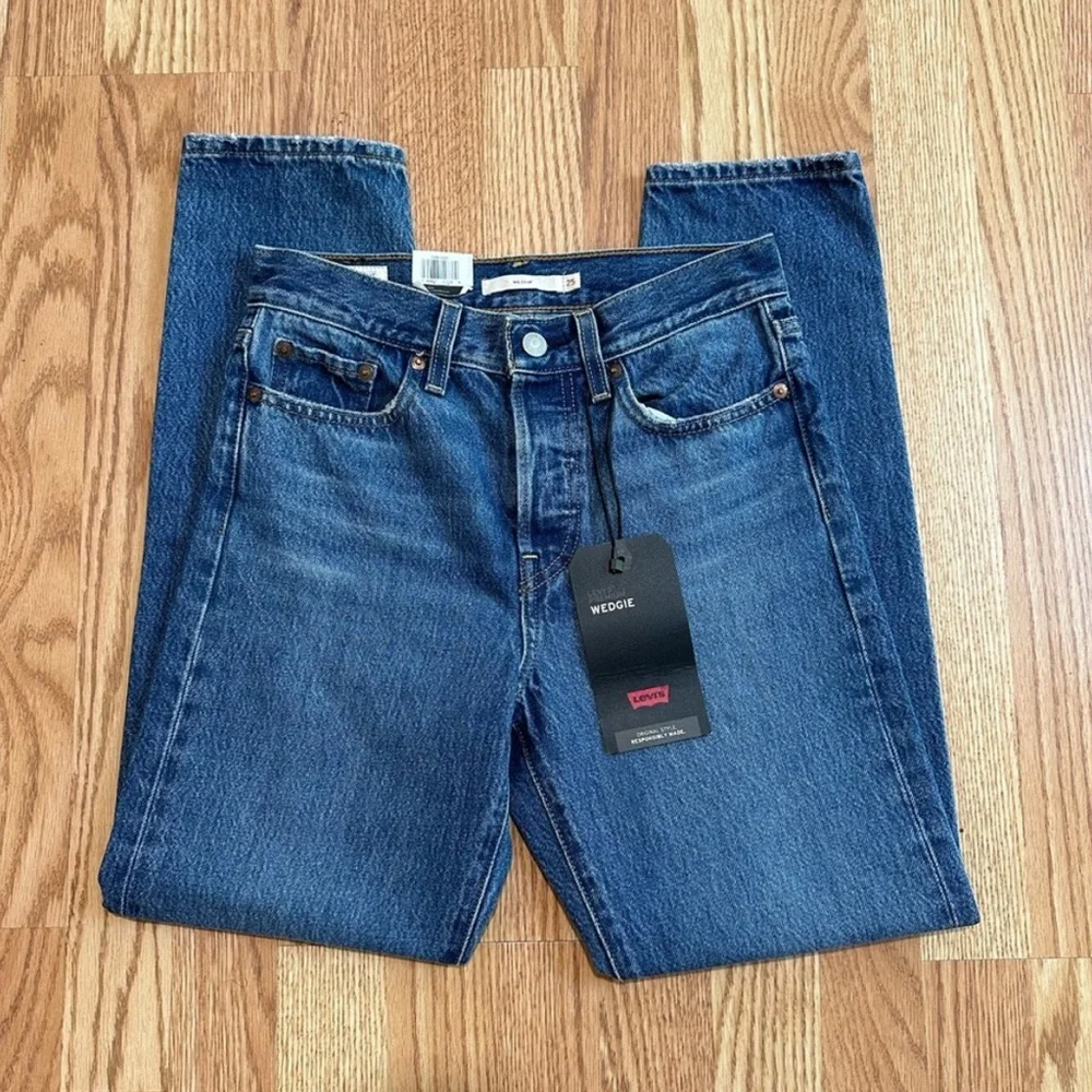 Levi's Wedgie Jean - Picture 1 of 9